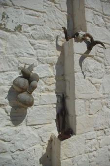 Oude werktuigen aan de muur van het museum in Piles op Karpathos Griekenland
