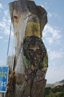 Kunstwerk op afgestorven boom in Stes op Karpathos Griekenland
