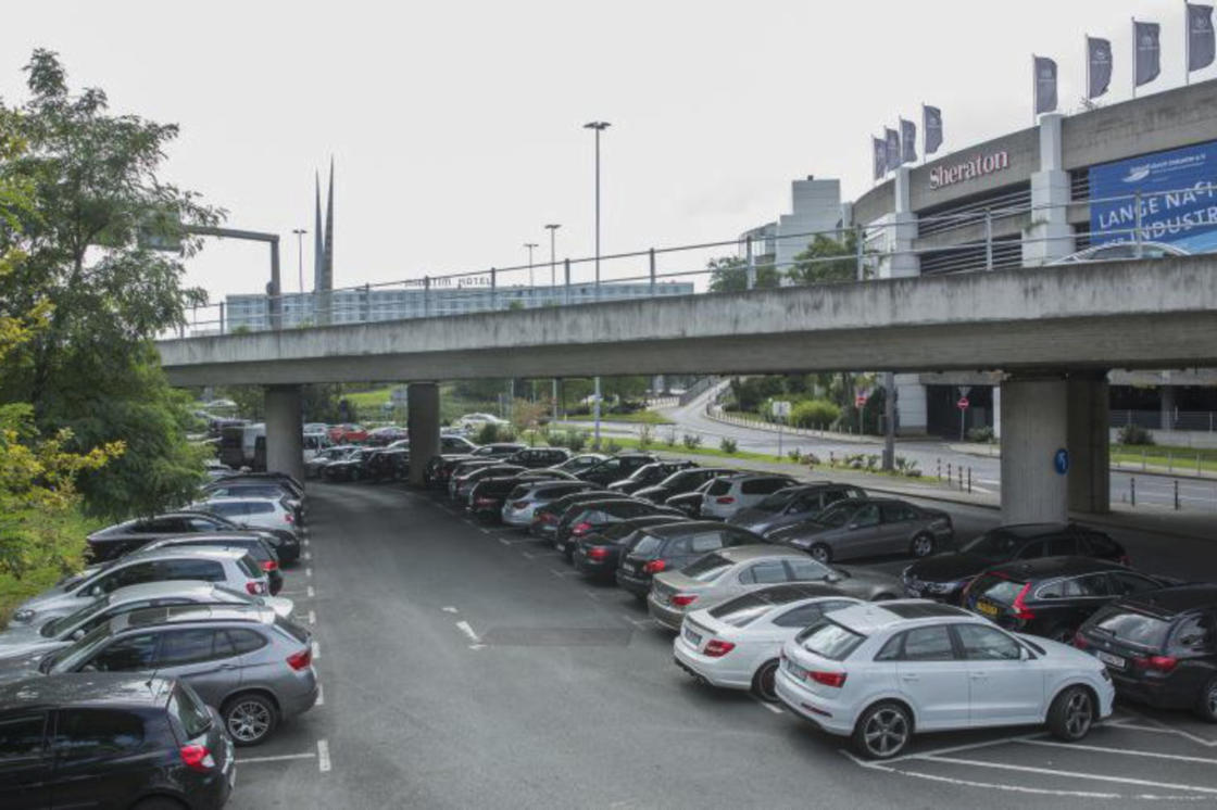 langparkeren op Schiphol Amsterdam, zoveel auto's bij elkaar