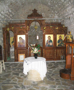 Interieur van het oude kerkje bij de bezienswaardigheid in Arkasa Karpathos Griekenland