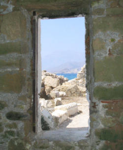 Doorkijkje vanuit de oudheidkundige bezienswaardigheid in Arkasa.