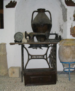 Hier stond ook nog een echt antieke Singer naaimachine