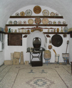 Aan de muur tal van beschilderde borden in het Museum.