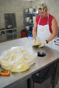 de bereiding van Baklava van Karpathos