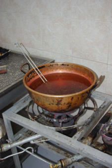 Stroop wordt in een koperen pan verwarmd