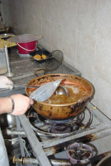 de Baklava wordt met de schuimspaan hier 1 keer doorheen gehaald.