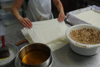 de bereiding van Griekse Baklava