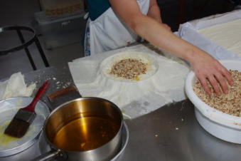 de bereiding van Griekse Baklava