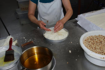 de bereiding van Griekse Baklava