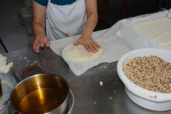 de bereiding van Griekse Baklava