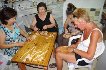 vrouwen gezellig samen het brooddeeg aan het rollen