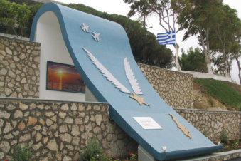 Herdenkingsmonument omgekomen piloot Pigadia Karpathos