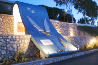 Herdenkingsmonument omgekomen piloot Pigadia Karpathos