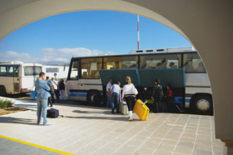 De koffers worden in de bus geladen