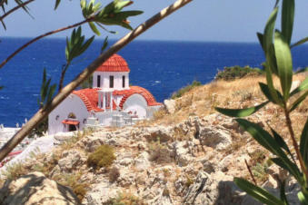 de Kapel van het kerkhof met daarachter de Middellandse zee