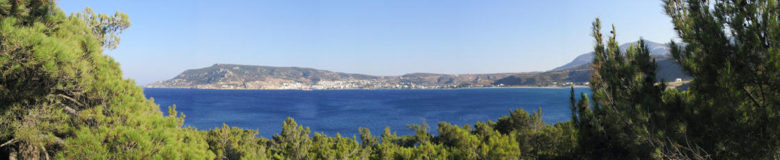 Zicht op de baai van Pigadia Karpathos Griekenland