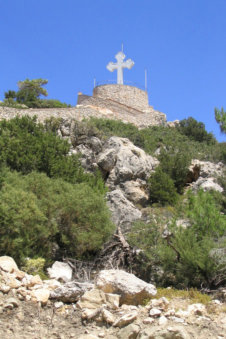 Het grote kruis torent boven het groen uit
