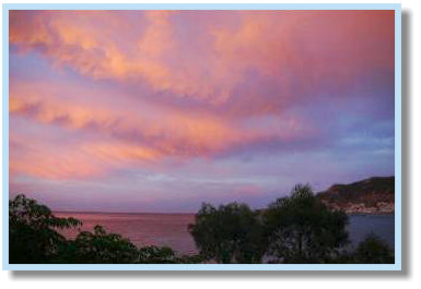 Avondrood boven de baai bij Pigadia