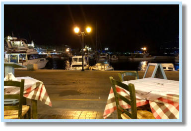 's-avonds vanaf restaurant Pigadia mooi uitzicht op de haven