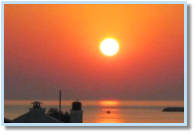 Zonsopkomst boven de baai bij Pigadia Karpathos Griekenland