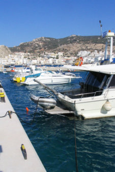 Boten aangemeerd in de jachthaven van Pigadia Karpathos