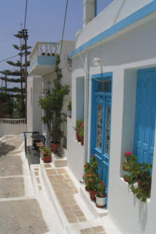 Blauwwitte kleuren van huis in Arkasa Karpathos Griekenland