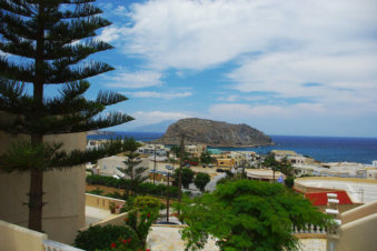 Op de achtergrond de Akropolis van Arkasa Karpathos Griekenland