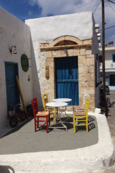 Kleurrijk terras in Arkasa Karpathos Griekenland