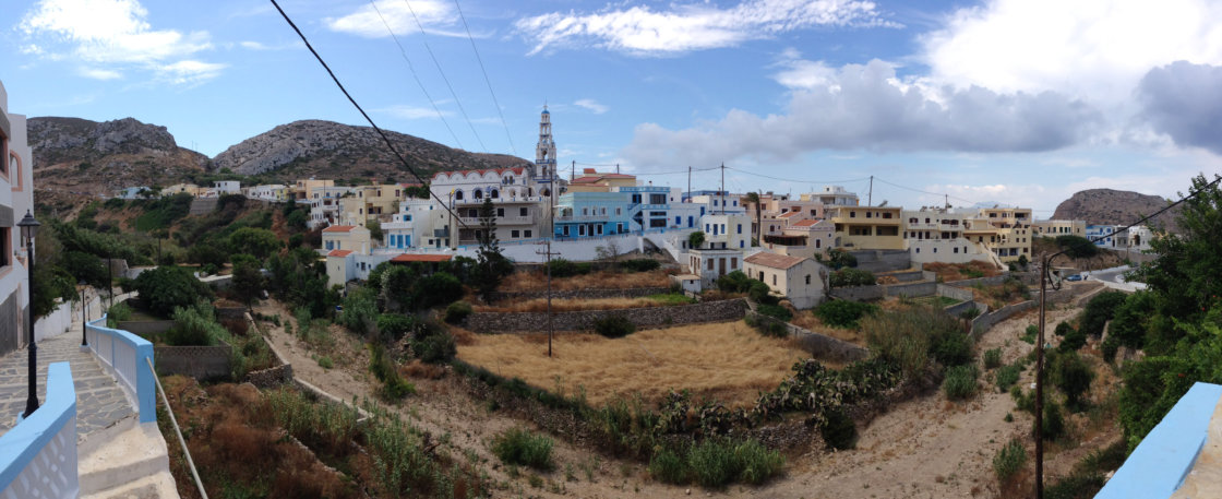 De kerk torent boven het centrum uit in Arkasa Karpathos Griekenland