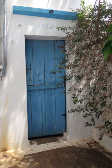 Oude blauwe deur in Arkasa Karpathos Griekenland