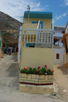 Dat is nog eens een smal huis in Arkasa Karpathos Griekenland