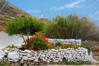 Gestapelde stenen als muur in Arkasa Karpathos Griekenland