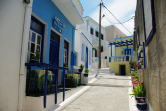 Glooiend straatje in Arkasa Karpathos Griekenland