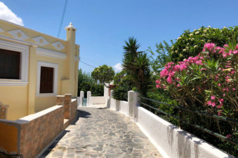 Mooi geplaveide straat in Arkasa Karpathos Griekenland