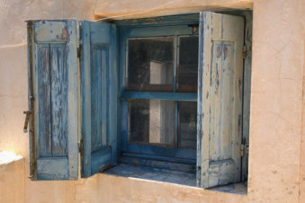 Oud raam in muur Arkasa Karpathos Griekenland