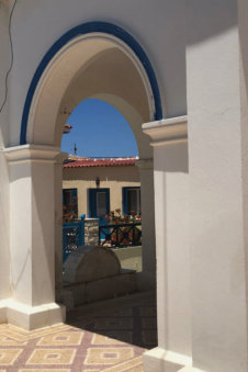 De bogen van de kerk in Arkasa Karpathos Griekenland