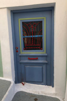 Deze voordeur ligt verzonken in de straat in Arkasa Karpathos Griekenland