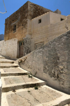 Oude vervallen, onbewoonde woning in Arkasa Karpathos Griekenland