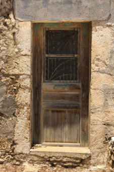 Oude bruine voordeur in Arkasa Karpathos Griekenland