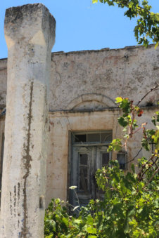 Oude pilaar bij onbewoonde woning in Arkasa Karpathos Griekenland