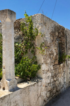 Oude pilaar bij onbewoonde woning in Arkasa Karpathos Griekenland