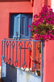 Mooie geverfde gevels van huizen Arkasa Karpathos Griekenland