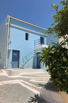 Lichtblauw huis in Arkasa Karpathos Griekenland