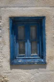 Blauw raampje in witte muur in Arkasa Karpathos Griekenland