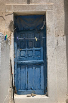 Blauwe voordeur in witte muur in Arkasa Karpathos Griekenland