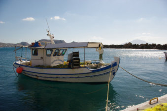 Vissersbootje in de haven van Finiki