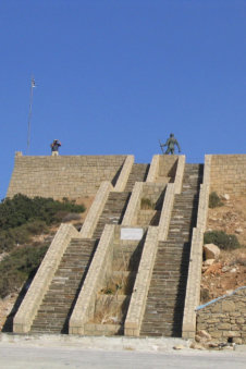 Oorlogsmonument bij Menetes op Karpathos Griekenland