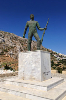 Oorlogsmonument bij Menetes met de soldaat op Karpathos Griekenland