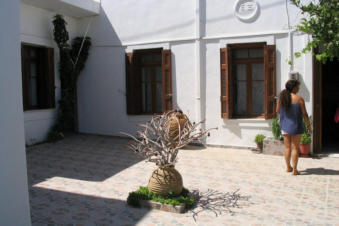 Voor een traditioneel huis in Menetes op Karpathos Griekenland