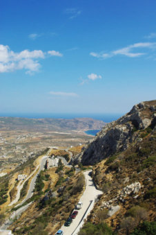 Slingerweg door Menetes op Karpathos Griekenland